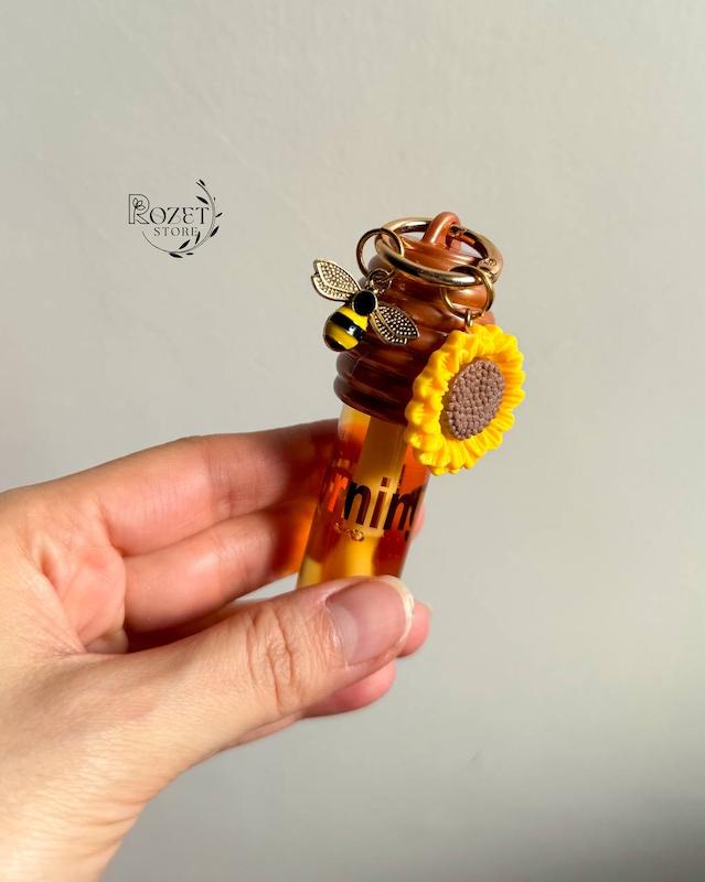 روغن لب(لیپ اویل) عسلی آویزدار 