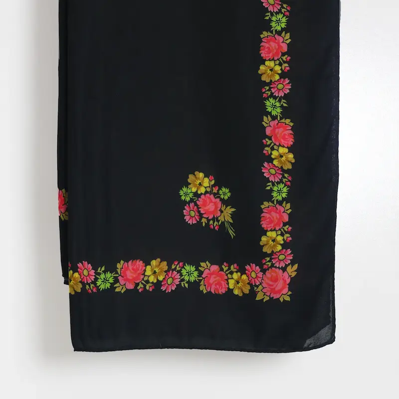 روسری نخی مشکی گلدار