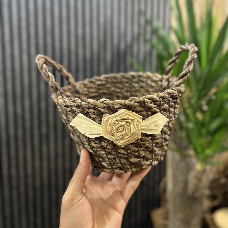 سبد حصیری قهوه ای طرح گل مدل دسته دار