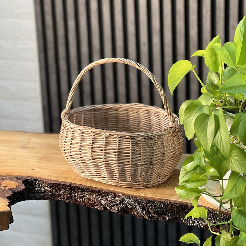 سبد مرواربافی مدل تخم‌مرغی دسته‌دار