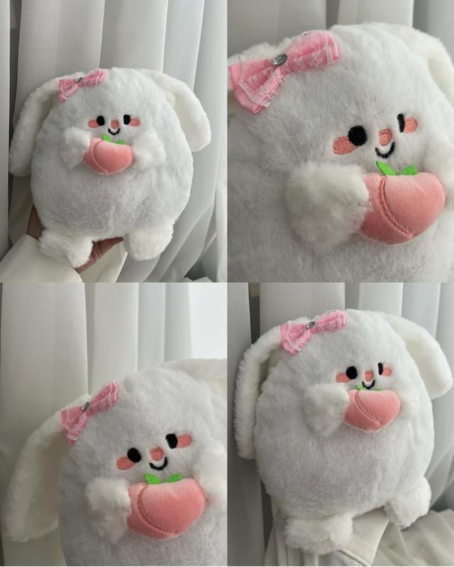 عروسک خرگوش هلو به دست