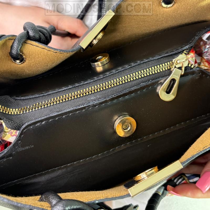 کیف دارای سه محفظه جدا و جادار