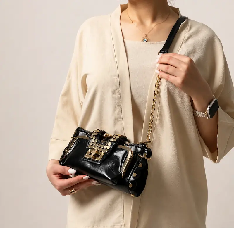 کیف شیک مشکی طلایی با بند زنجیری و چرمی