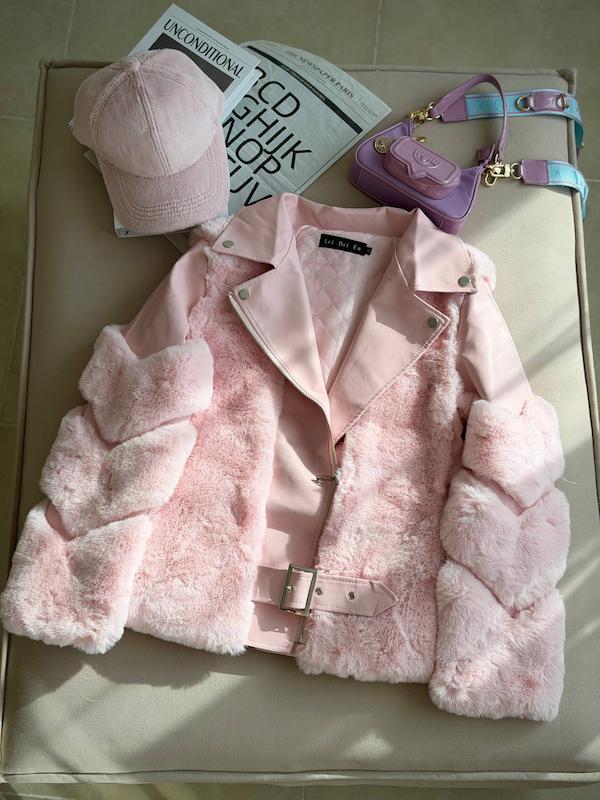 کت خز و‌چرم‌صورتی