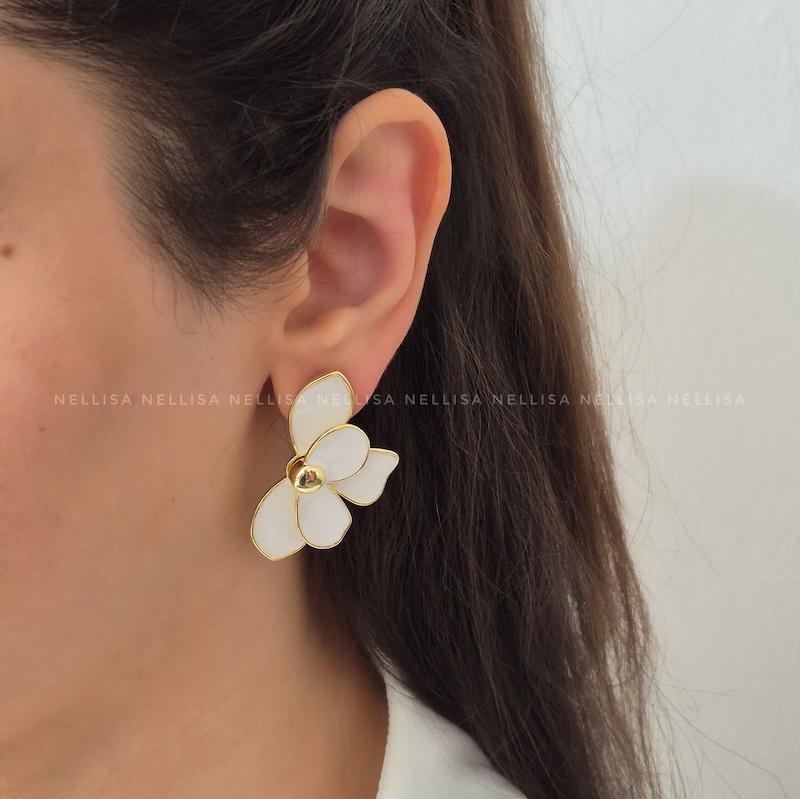 گوشواره گل میناکاری سفید و طلایی