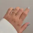 انگشتر ظریف زنانه فندی (زنجیری) روی دست مدل زن با لباس سفید