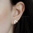 نمای نزدیک از گوشواره نقره زنانه مینیمال طرح هشتی یا فرم V تخت و براق روی لاله گوش