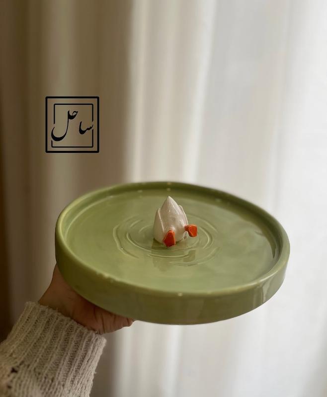 بشقاب سرامیکی دست ساز طرح اردک شناور با طراحی سه بعدی و لعاب سبز زیتونی
