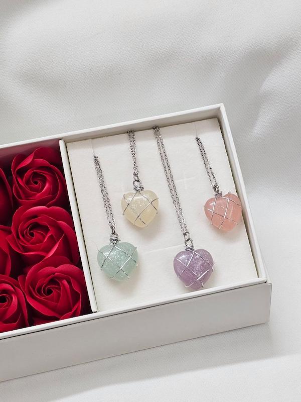 گردنبند قلب باربی شب تاب 