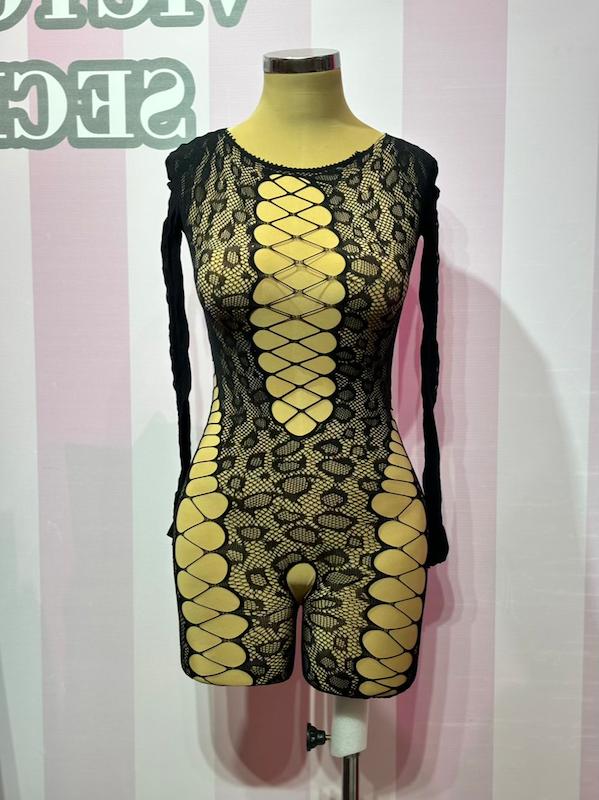 اورال پوست ماری شلوارکی