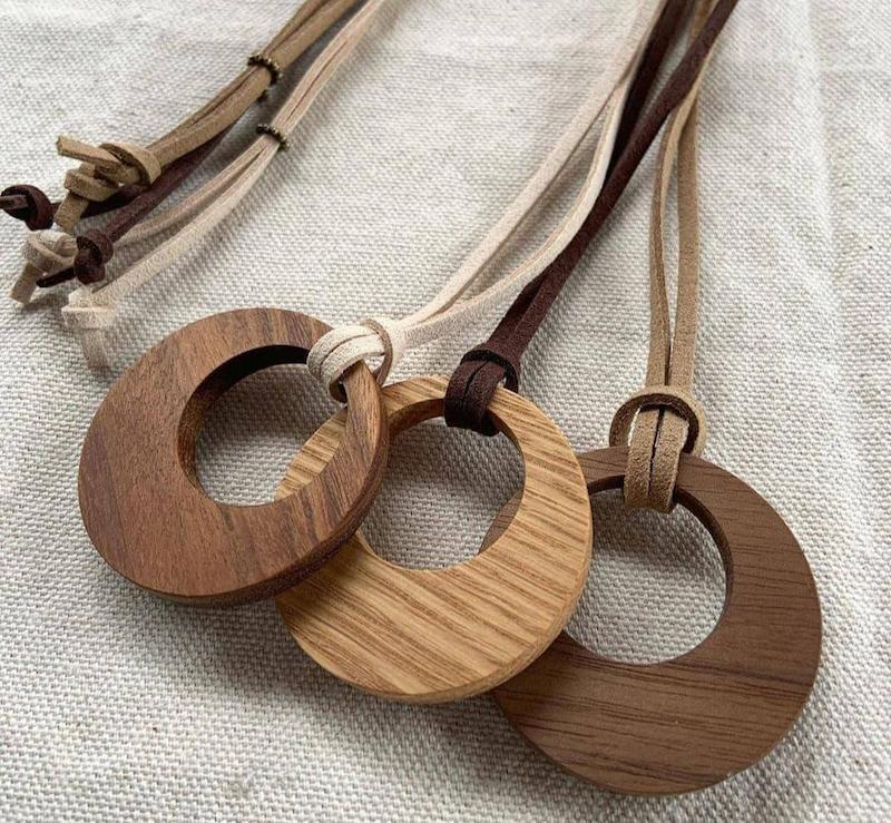 گردنبند  چوبی طرح ترنج قهوه ای  - کد 278