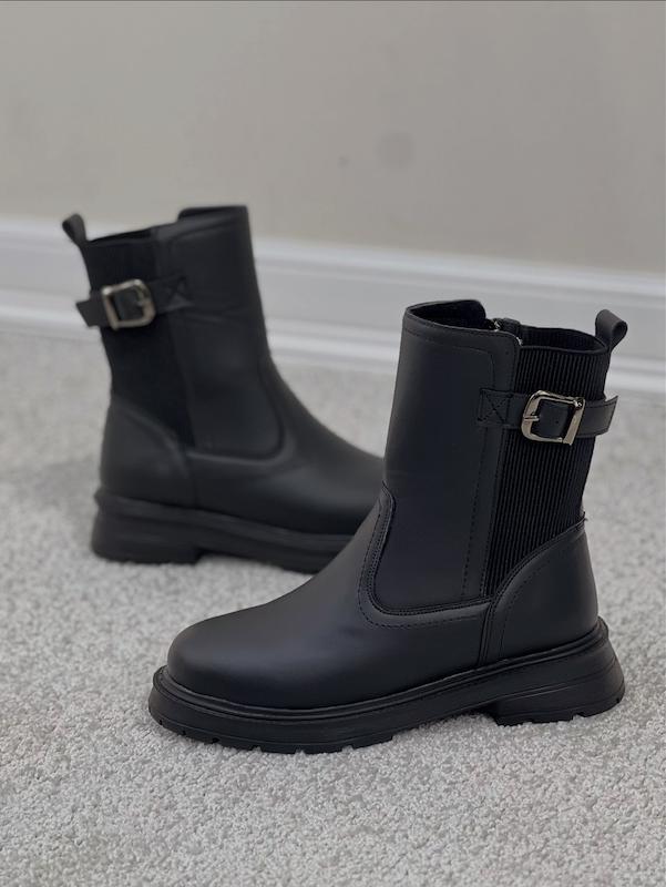 نیمبوت سگک دار