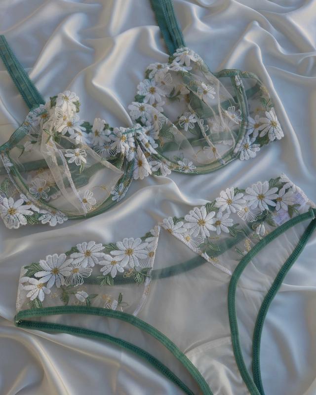 ست سوتین و شورت باغ گل انوشه A30🌼