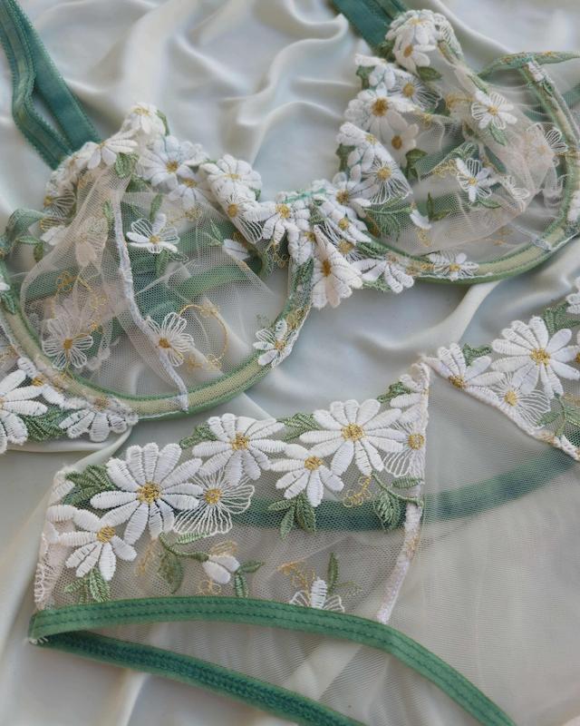 ست سوتین و شورت باغ گل انوشه A30🌼
