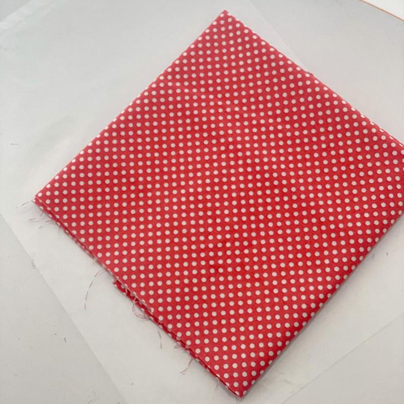 پارچه قرمز خال خالی