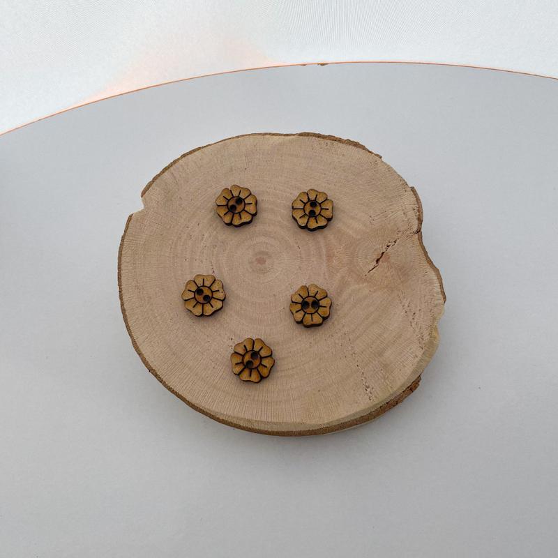 دکمه گل چوبی