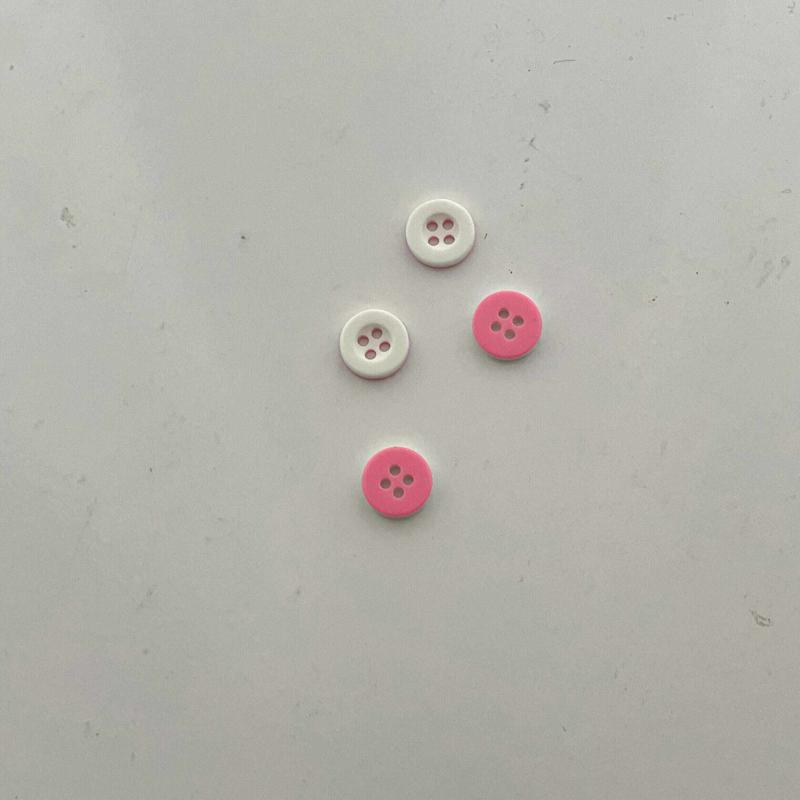 دکمه پیراهنی سفید صورتی