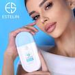 مدل زن در حال معرفی ضدآفتاب استلین Ultra Light Hydrating Invisible SPF 80 PA+++