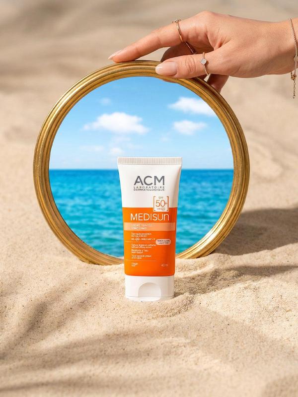 ضد آفتاب ACM MEDISUN SPF50+ در تصویر تبلیغاتی کنار آینه در فضای ساحلی