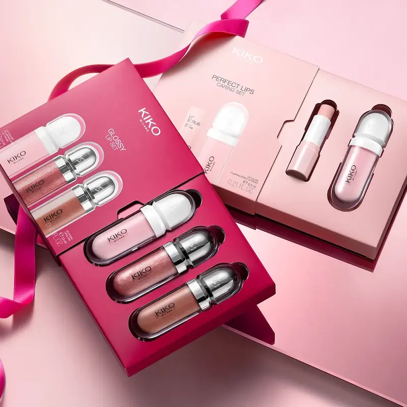 نمای باز KIKO Milano Glossy Lip Set و چیدمان سه محصول داخل جعبه