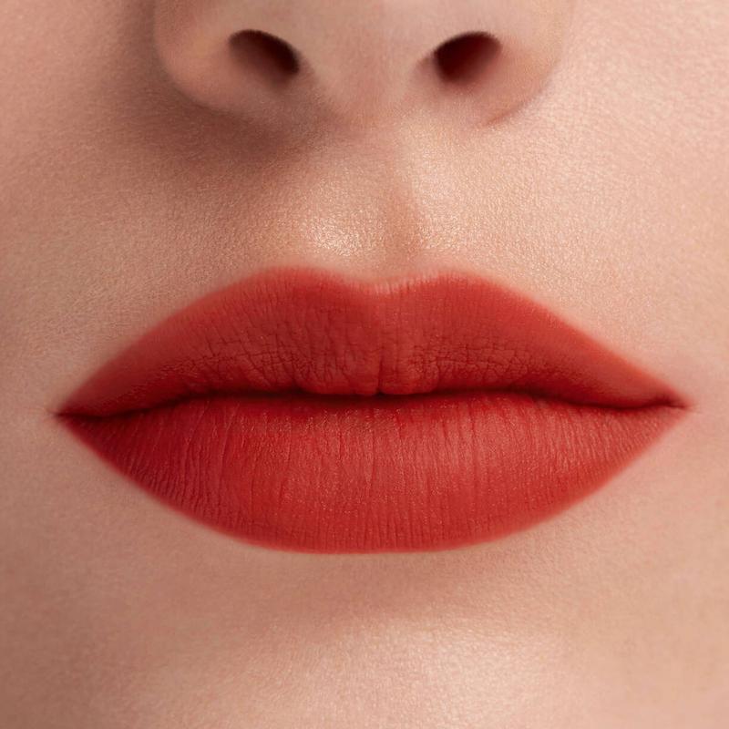 تست رژ لب MAC Stay Curious Party Crew Vault روی لب با رنگ قرمز