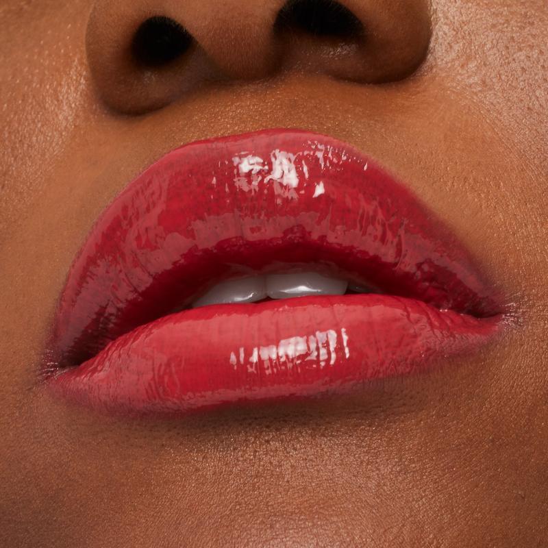 تست Lipglass مک Stay Curious Party Crew Vault روی لب با جلوه براق