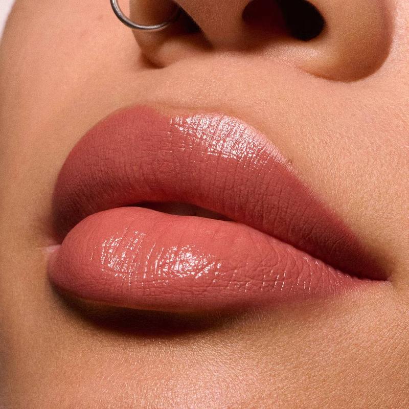 تست یکی از رنگ‌های ست رژ لب MAC Totally Teddy روی لب