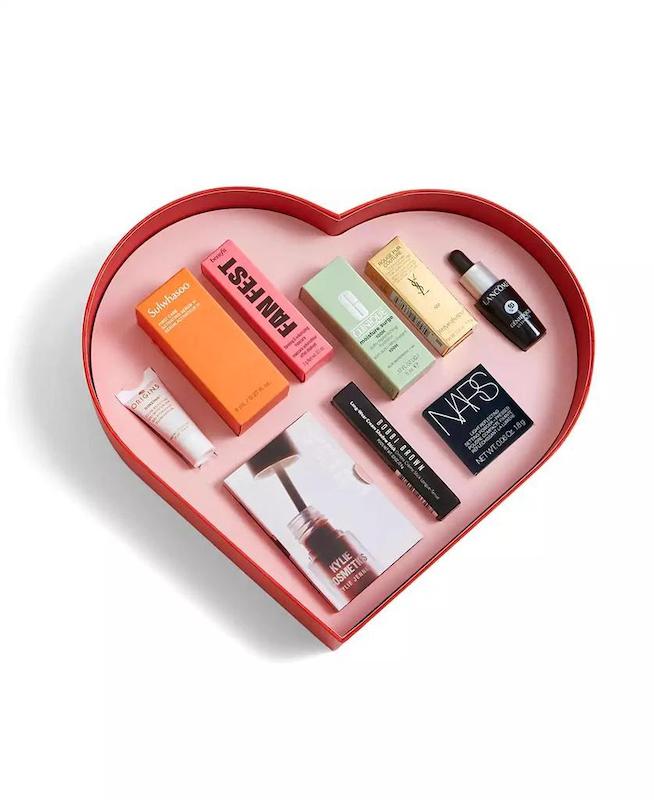 جعبه قلبی شکل The Love & Glow Beauty Set همراه با ۹ محصول آرایشی و مراقبتی