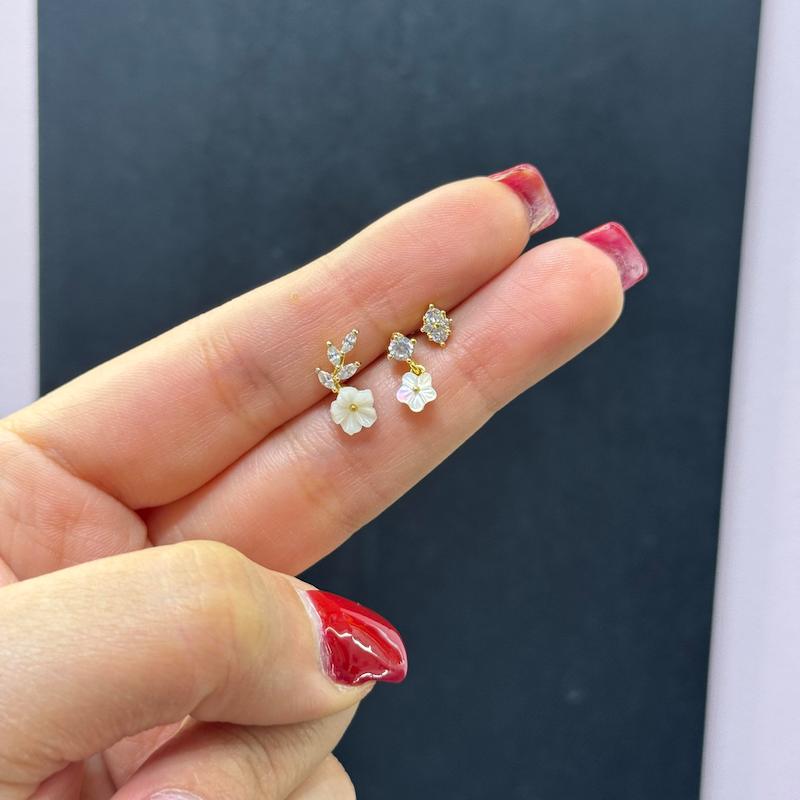 پرسینگ گوش گل سفید