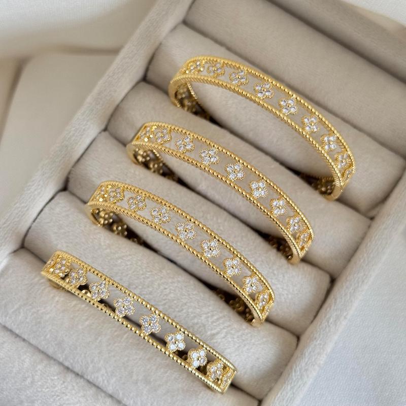 دستبند برند