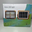 پروژکتور LED خورشیدی پنل‌دار مناسب حیاط و فضای باز جعبه پشت