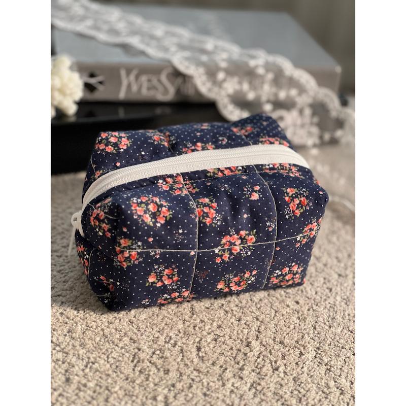 بگ لوازم‌آرایشی سورمه‌ای گلدار کد4268