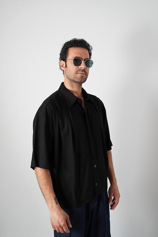 black pleated poloshirt