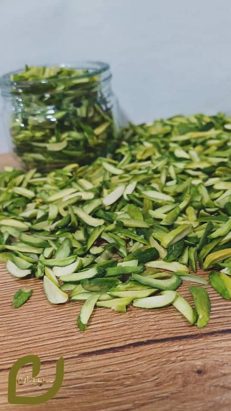 خلال مغز پسته سبز اکبری . Pistachio Slivered