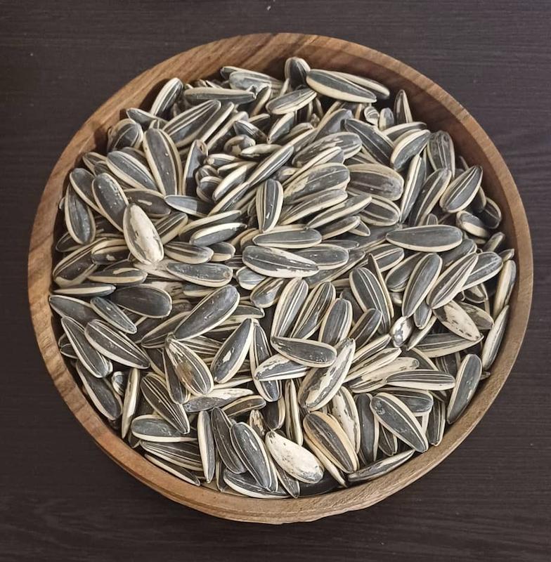 تخمه آفتاب‌گردان برشته .Roasted sunflower seeds