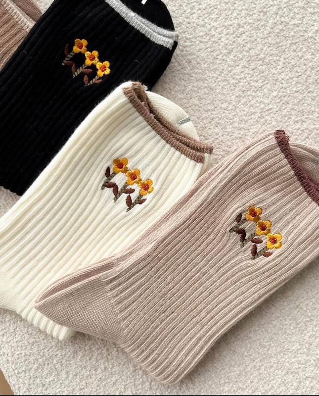 جوراب زنانه ساقدار گلدوزی آفتابگردون