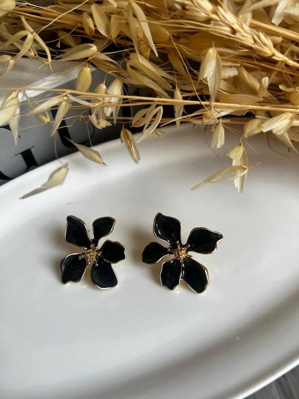 گوشواره طرح گل مشکی 