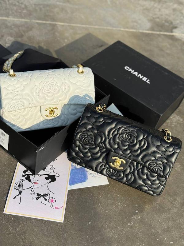 Chanel flower classic 