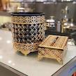 سطل و دستمال اماراتی تمام طلا  کنار سالنی 
