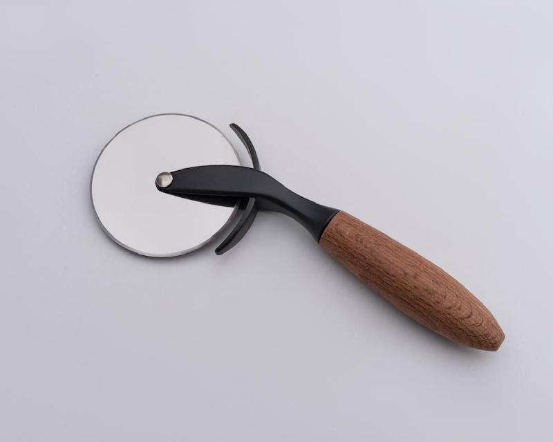 پیتزا بر مشکی دسته چوبی بیدیس