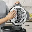 تمیز کردن آسان درب کریسپی مولتی کوکر نینجا مدل OP300ME با یک دستمال.