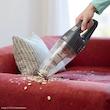 استفاده از بخش دستی جارو شارژی بلک اند دکر SVB520JW-B5 برای تمیز کردن مبل.