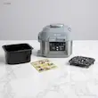 محتویات جعبه شامل مولتی کوکر نینجا مدل ON400، دیگ و سینی مخصوص پخت.