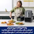 زنی در حال سرو چهار نوع غذای مختلف که همزمان با هواپز نینجا مدل SL400 پخته شده است.