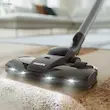 کلوزآپ سری LED دار جاروبرقی فیلیپس مدل XD8052 در حال نظافت عمیق فرش.