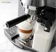 اسپرسو ساز دلونگی EC850M در کنار یک فنجان کاپوچینوی تازه آماده شده.