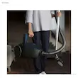 جابجایی آسان جاروبرقی 2200 وات آ ا گ مدل VX82-1-2ST با استفاده از دستگیره مرکزی.