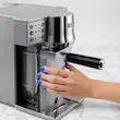 نمای کنار اسپرسو ساز دلونگی مدل EC850M که مخزن آب و بدنه استیل آن را نشان می‌دهد.
