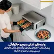 خانمی در حال قرار دادن سینی وعده غذایی خانوادگی در آون توستر نینجا مدل SP100.