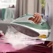 استفاده از قابلیت بخاردهی عمودی اتو بخار فیلیپس مدل DST7012 برای رفع چروک لباس.
